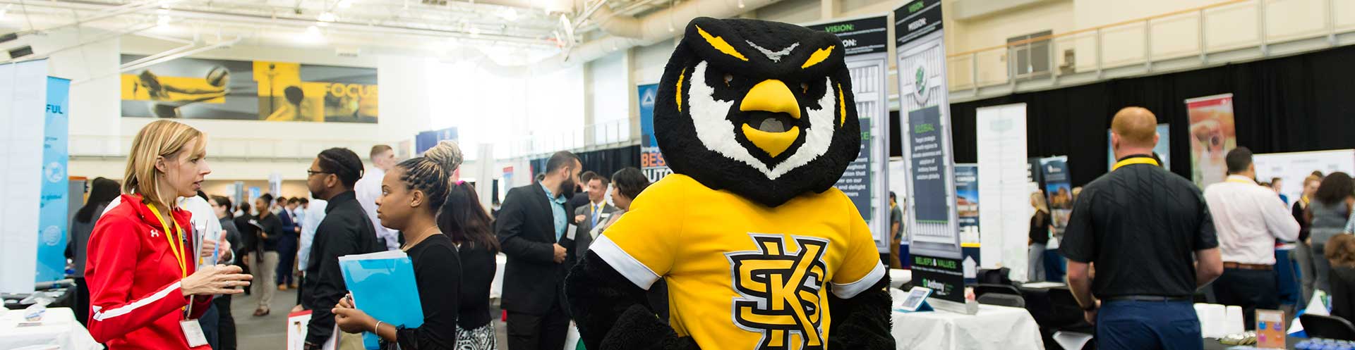 scrappy and һҹƵ students at career fair